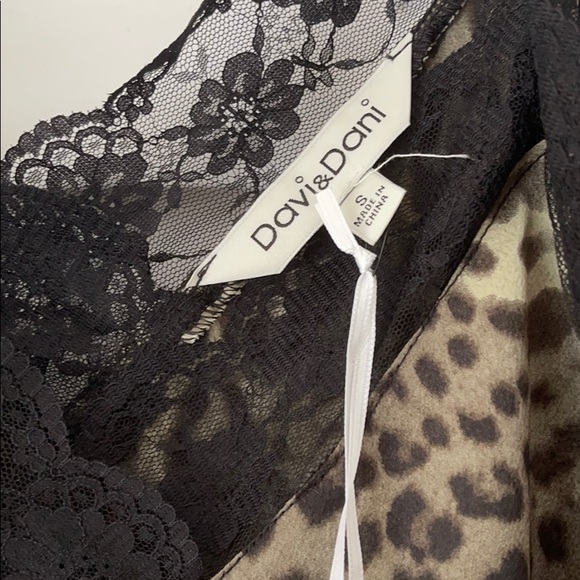 3/$30 Cute top 💕 Davi & Dani - Picture 3 of 3